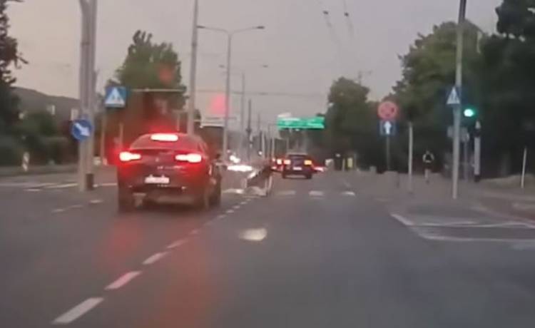 Przebiegł na czerwonym świetle, poślizgnął się przed autem! Wszystko się nagrało [WIDEO]