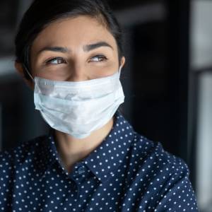 Obostrzenia już wkrótce znikną. Pozostanie tylko jedno ograniczenie. Co z maseczkami?