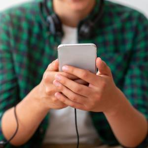 Wysłał kolegom ze szkoły zdjęcie z bronią. Postawił Interpol na nogi