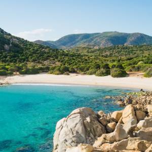 Za "pamiątkę" z wakacji grozi im kilka lat więzienia. Ukradli 40 kg piasku z Sardynii