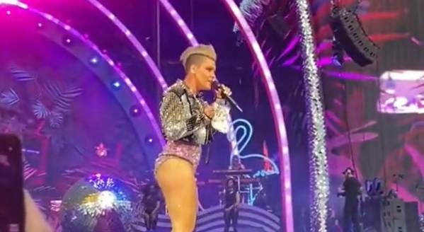 Pink zmieszana na swoim koncercie. Fan rzucił w nią prochami swojej matki [WIDEO]