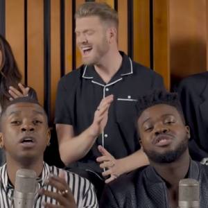 Pentatonix powraca! Zespół wyśpiewał muzyczną ewolucję Ariany Grande w kilka minut! [WIDEO]