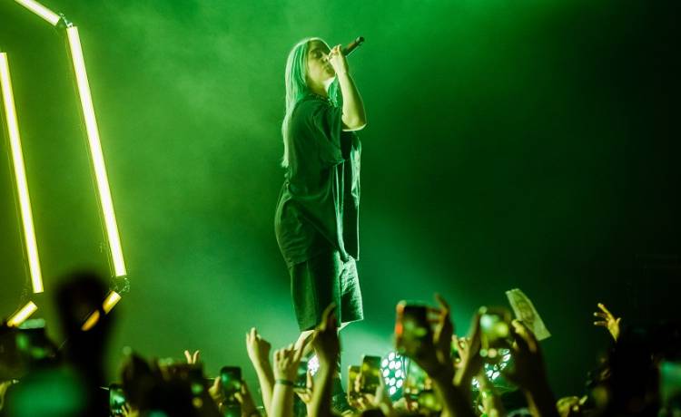 Billie Eilish w czasie koncertu wzywała ochroniarzy ze sceny! Dlaczego przerwała swój występ? [WIDEO]