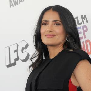 Salma Hayek wskoczyła w szykowną kreację. Głęboki dekolt ściąga całą uwagę [FOTO]