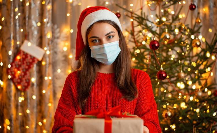 Maseczka będzie obowiązkowa w domu. Nowy sposób walki z wariantem Omikron