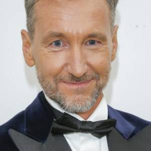 Piotr Kraśko upadł przed kamerą. Tak skomentował swoją "wpadkę"! [WIDEO]