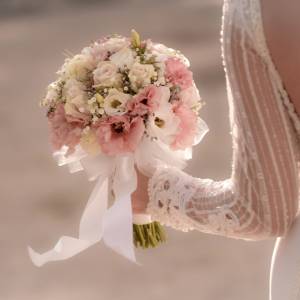 Na ślubie w stroju... dinozaura? Nietypowy ubiór druhny na weselu! 