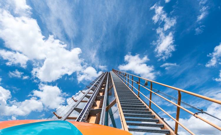 Wagonik jednej z ekstremalnych kolejek górskich  zatrzymał się w połowie trasy. Pasażerowie musieli zejść z konstrukcji na własnych nogach [FOTO]