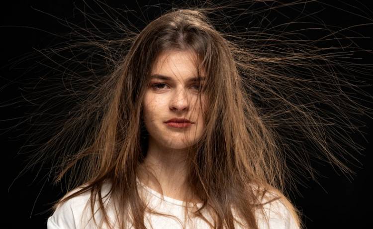 Elektryzowanie się włosów  - 4 pomysły na radzenie sobie z niesforną fryzurą