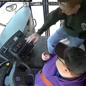 Nastolatek zapobiegł tragedii autobusu. Kierowczyni zemdlała [WIDEO]