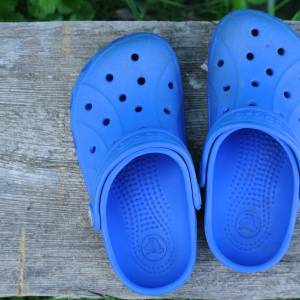 Kobieta ostrzega przed noszeniem crocsów. U jej córki omal nie doszło do strasznego wypadku!