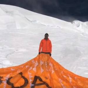 Niesamowity wyczyn Maxa Bergera! Pierwszy człowiek leciał paralotnią z ramienia K2 [WIDEO]