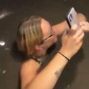 Horror w kabinie windy. Woda zalała dźwig do głów, a pasażerowie prawie utonęli. W sieci pojawił się szokujący film [WIDEO]