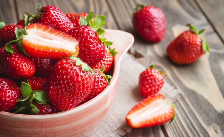 Truskawka pod mikroskopem. Szokujący wynik badania! "Dlatego myję owoce" [WIDEO]