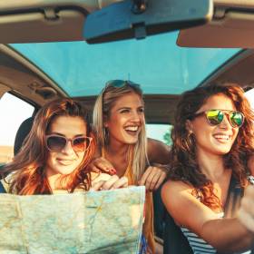 Przygoda zamiast klubu. Millenialsi i Gen Z zmieniają tradycje wieczorów panieńskich i kawalerskich