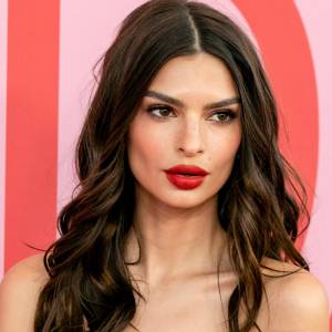 Emily Ratajkowski kusi głębokim dekoltem. "Wieczorne wyjście mamy"