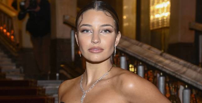 Julia Wieniawa w kobiecej stylizacji. Tak pozowała do zdjęć! Oryginalny strój podkreślił wszystkie jej atuty 