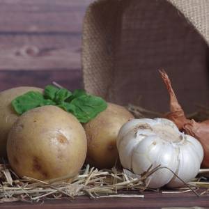 Jak błyskawicznie pozbyć się skórki z ziemniaka? Prosty patent z TikToka to hit! [WIDEO]