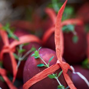 Jak zafarbować jajka? Naturalne barwniki znajdziesz w swojej kuchni!