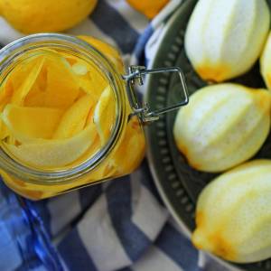 Mikstura ze skórek z cytryny. Wystarczy zostawić je na dwa tygodnie w słoiku z octem