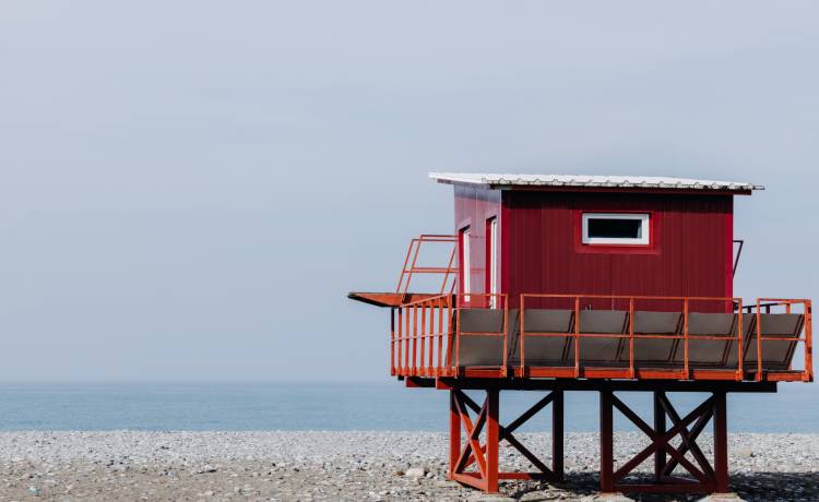 Wczasowicz uderzył ratownika i napluł mu w twarz. Natychmiast został postawiony przed sądem [WIDEO]