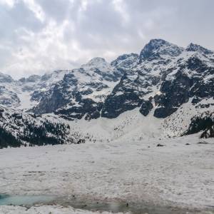 Ogromna lawina przy popularnym szlaku w Tatrach! "Takie potwory zjeżdżają na drogę do Morskiego Oka" [FOTO]