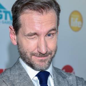 Piotr Kraśko pokazał zabawne zdjęcie. Dziennikarz porównał swojego syna do królowej Elżbiety II! Internauci rozbawieni                                                                    