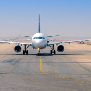 Wiatr robi z samolotem, co chce! Wstrząsające nagranie z lądowania znów obiegło sieć [WIDEO]