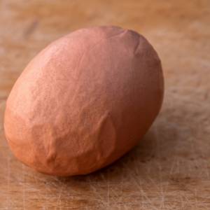 „Pomarszczone” jajko. Skąd taki wygląd skorupki? 