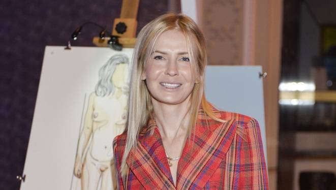 Pociągająca Edyta Pazura pręży wdzięki w pociągu. Zmysłowo i ponętnie! [FOTO]