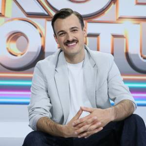 „Chcieli mnie wysyłać do psychologów”. Prowadzący „Koło fortuny” wspomina coming out 