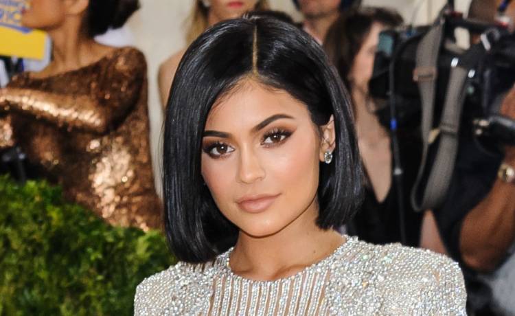 Kylie Jenner zrzuciła ubrania i wskoczyła w bikini. Fanom opadły szczęki [FOTO]