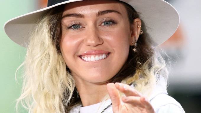 Miley Cyrus topless i w maseczce! Intymny kadr trafił do sieci