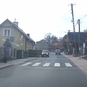 Ten film powinien zobaczyć każdy! Niebezpieczne zdarzenie na przejściu dla pieszych zarejestrowała kamera [WIDEO]