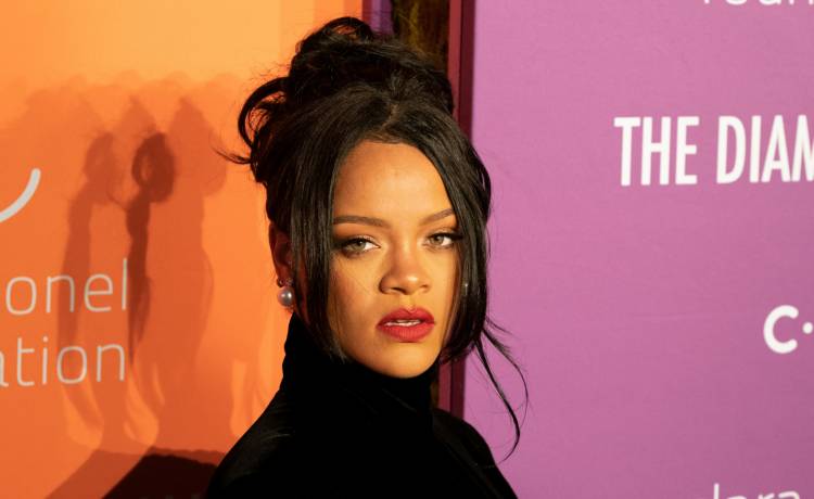 Rihanna wystąpiła na gali Oscarów. Jej strój wyeksponował ciążowe krągłości [WIDEO]
