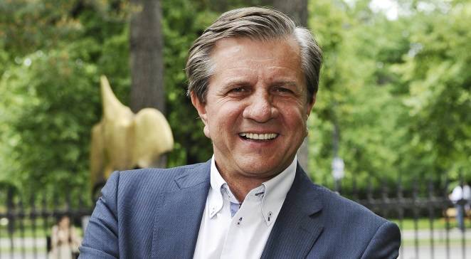 Zygmunt Chajzer niczym gwiazda "Hotelu Paradise" zawstydza muskułami na słonecznej plaży. "Jest gituwa!"