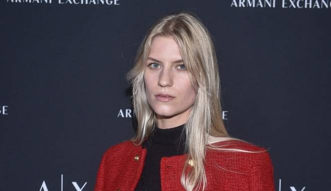 Julia Sobczyńska z "Top Model" w negliżu! Ciało przykrywa tylko delikatna narzuta [FOTO]