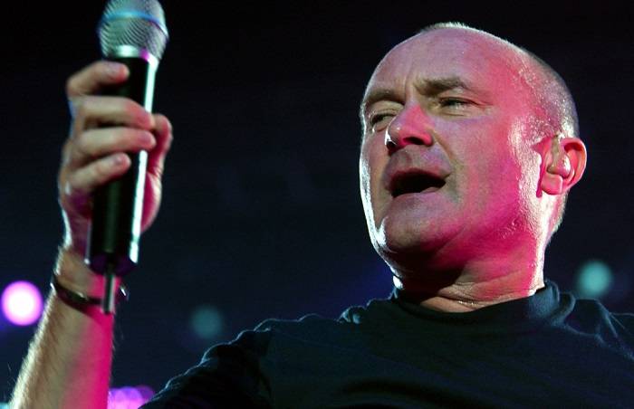 Phil Collins runął na scenę w czasie koncertu. Błyskawiczna reakcja obsługi technicznej [WIDEO]