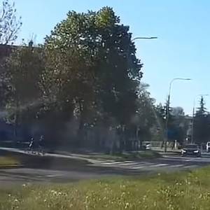 Maluch na hulajnodze i kierowca audi cudem uniknęli tragedii! Internauci krytykują rodziców dziecka [WIDEO] 