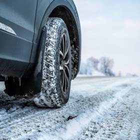 Mgły, śliskie drogi i niskie temperatury. Pogoda na najbliższe dni