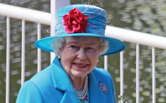 Wpadka z udziałem Elżbiety II! Królowa została uderzona szalem w... twarz! [WIDEO]                                                   