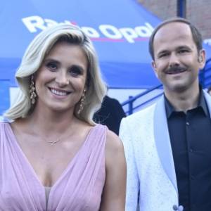 Kajra eksponuje zgrabne nogi, pozując w czerwonej sukni. To kreacja godna sylwestrowej imprezy!