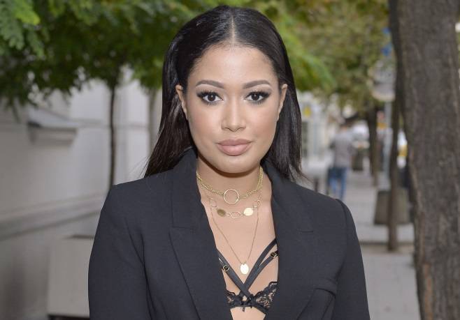 Patricia Kazadi kusi w śmiałym wydaniu. Odważnie wyeksponowany biust rozgrzewa do czerwoności! [FOTO]