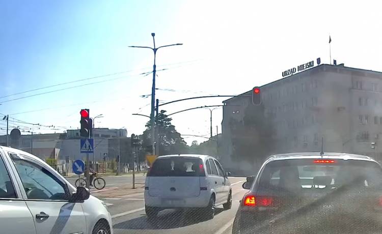 Kierowca "staranował" samochód, który wjechał na czerwonym. "Najlepsza jest reakcja widowni" [WIDEO]