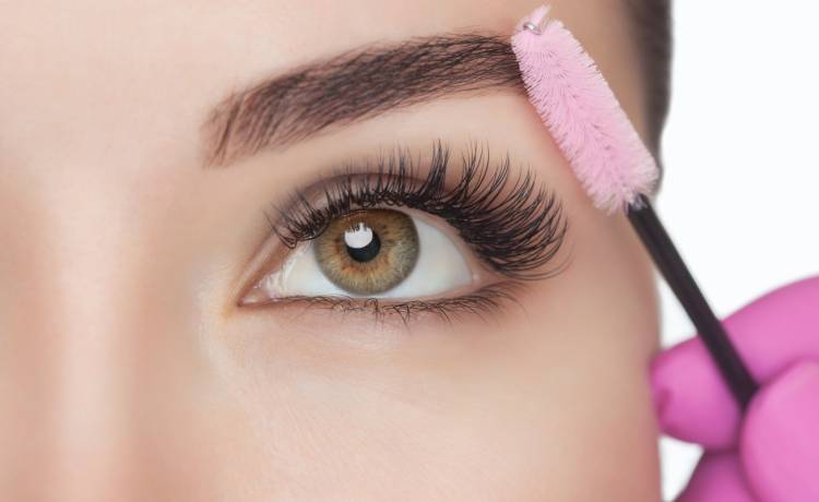 Sposoby na gęste i długie rzęsy: odżywki, olejki i serum