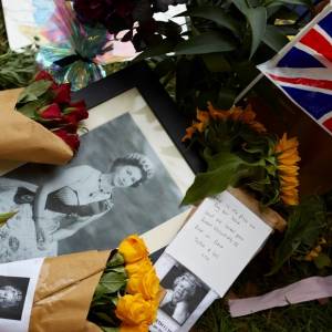 Jak wygląda płyta nagrobna upamiętniająca królową Elżbietę II? Uwagę zwraca ten szczegół! [ZDJĘCIE]