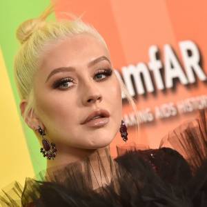 Christina Aguilera całkiem naga. Uwodzi "ubrana" jedynie w czarne rękawiczki [ZDJĘCIA]
