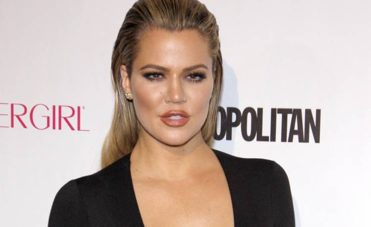 Khloe Kardashian na gorącej fotografii prosto z plaży. Figura celebrytki zaskakuje