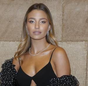 Julia Wieniawa wygina ciało w odważnej stylizacji! Zmysłowe pozy wprawiają w zachwyt [FOTO]