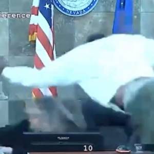 Dantejskie sceny w Nevadzie. Oskarżony RZUCIŁ SIĘ Z PIĘŚCIAMI na sędzinę [WIDEO +18]